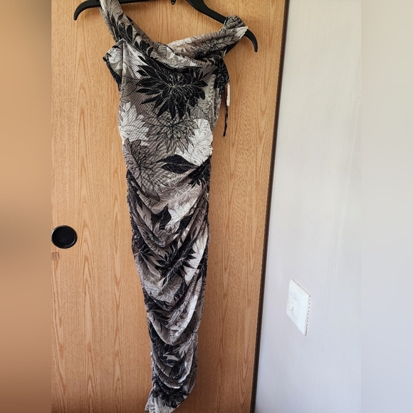 Gray off-the-shoulder dress with flowers - Picture 3 of 7